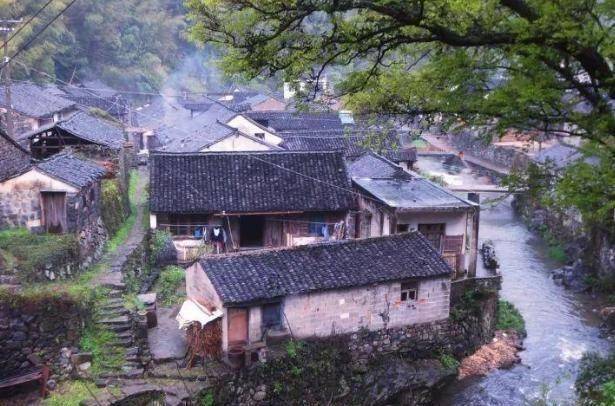 浙江发现一神秘古村，历史可以追溯到唐朝，还藏着一座古戏台