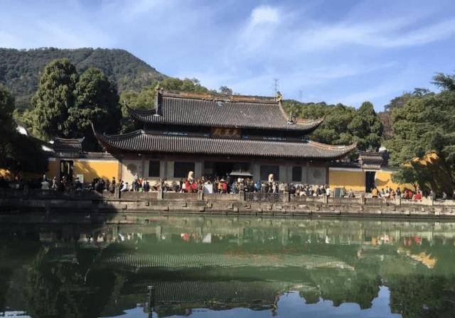 浙江有一寺庙，依山而建，现存建筑600多间，还藏一座舍利宝塔