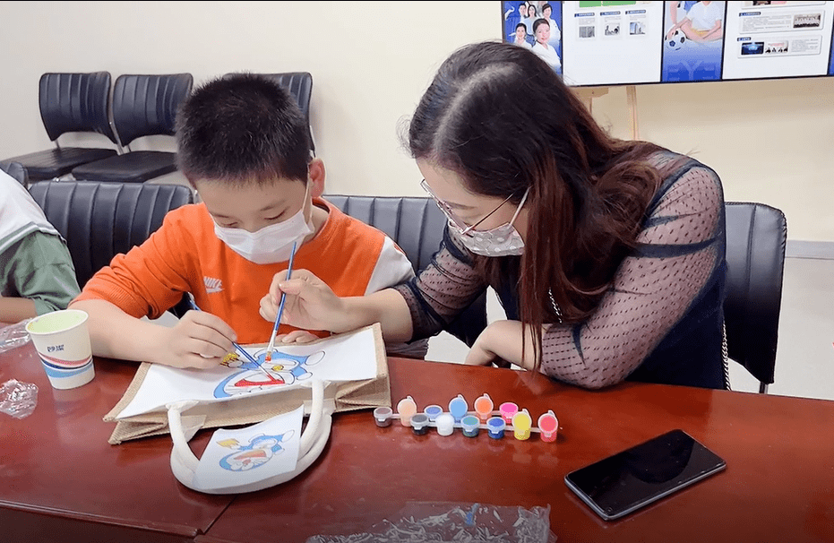 亲子约“绘”,把爱“袋”回家,咸阳爱尔眼科手提袋DIY缤纷开展  第1张 亲子约“绘”,把爱“袋”回家,咸阳爱尔眼科手提袋DIY缤纷开展  第1张