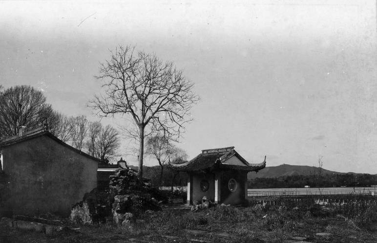 百年前西湖风光：雷峰塔摇摇欲坠即将倒塌，图9岳飞墓地长满杂草