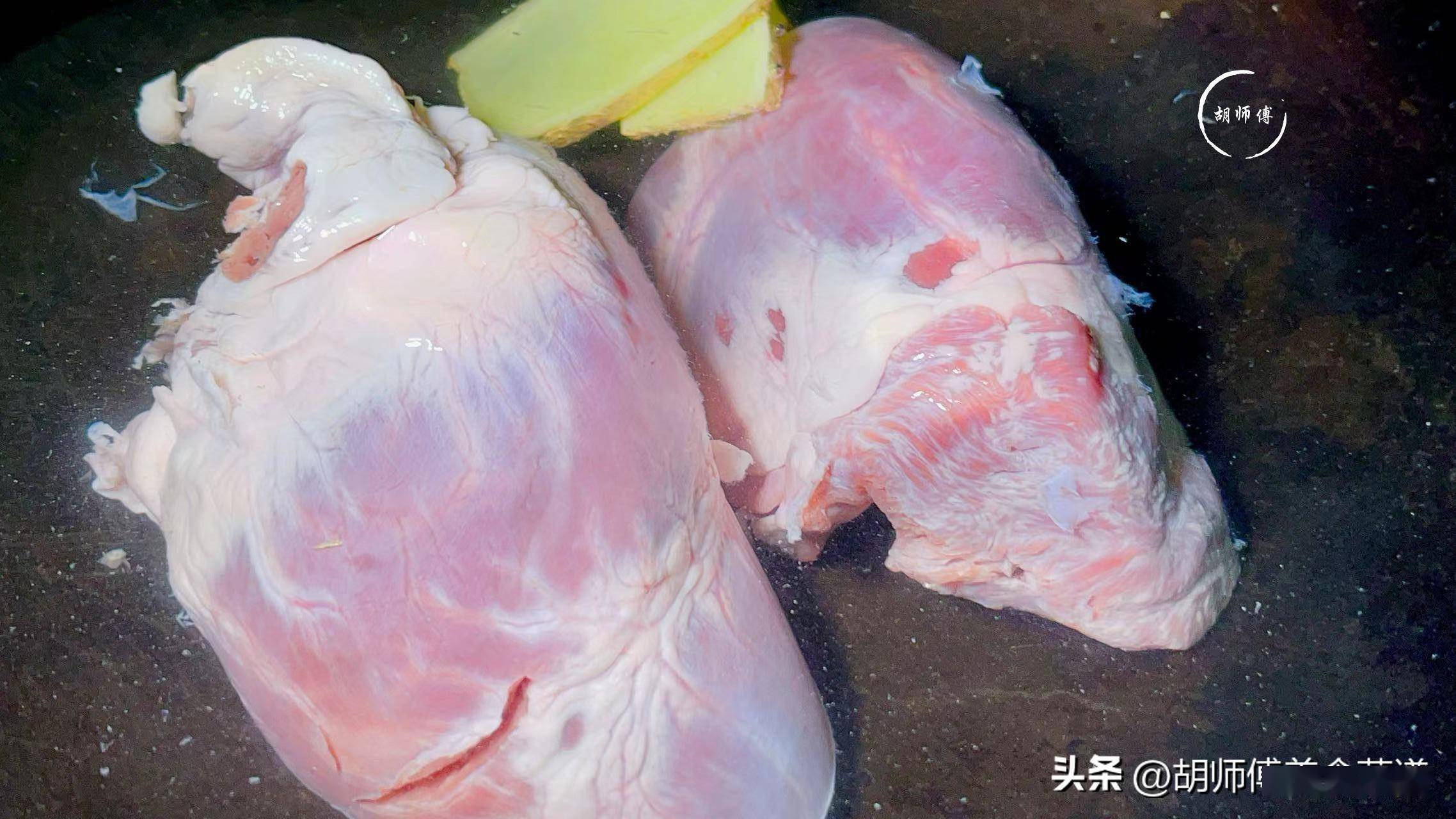 老姜片放入到锅中，大火将猪心焯水15分钟后捞出，最后将猪心清洗干净。