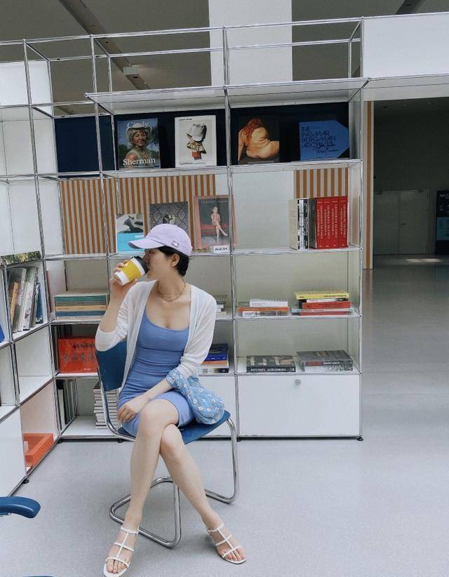 原创李亚鹏女友晒旧照，一头长发配高挑身高女神范满满，气质不弱明星