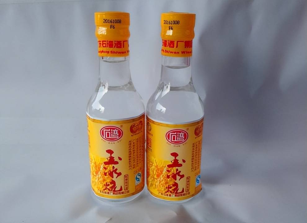 玉冰烧在酿酒中加入了肥猪肉,经过肥猪肉浸泡,酒中的杂味被吸收,猪肉