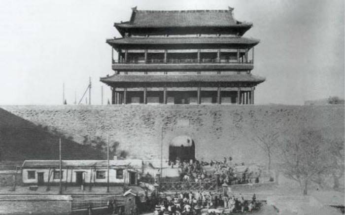 当年果断拆除如今又辛苦复建，北京老城门只能在照片里看了