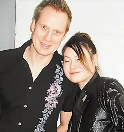 罗琦:16岁摇滚圈成名,18岁眼睛被刺瞎,后误入歧途