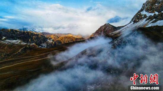 柴达木盆地柏树山秋景如画：云雾缭绕 山峰峻峭