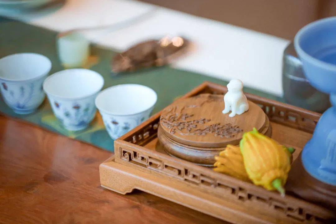 浮云载秋光，共醉一重阳