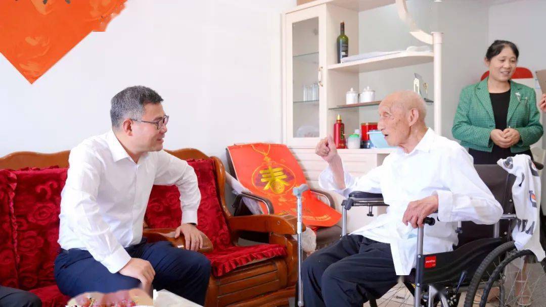 王国林先后来到百岁老人昝一中,徐秀荣家中,与老人亲切交流,详细了解