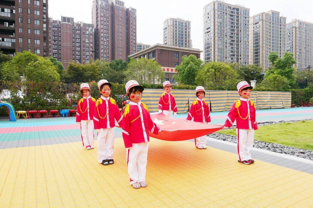 加深孩子们对国庆节的了解,老师们通过图片,视频等方式让孩子了解国旗