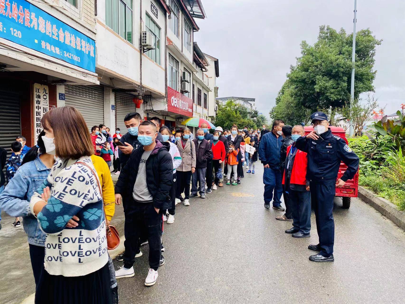 从昨日24时开始,青莲派出所所长安文海带领三名民辅警值守