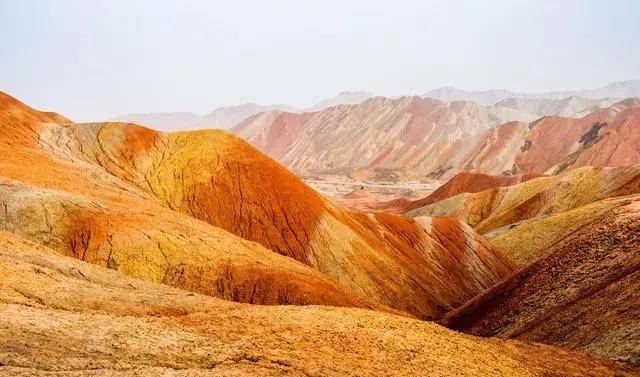 甘肃张掖发现白垩纪红层，景色壮观梦幻，无人机很容易失去信号