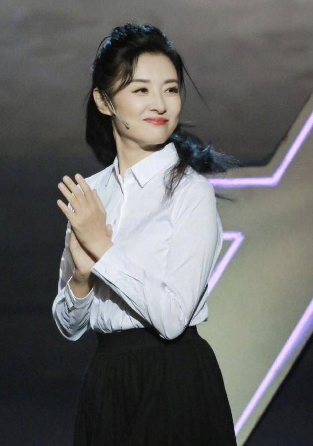 52岁周涛气质迷人,参加活动穿白衬衫配黑色半裙,生图都很耀眼_感觉