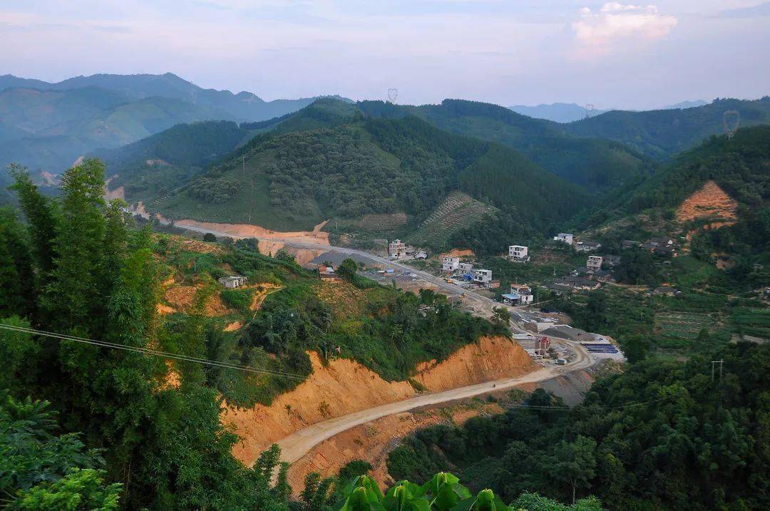 百色公路这十年|红土铺路党旗红 十年逐梦百路兴_发展中心_路段_西林