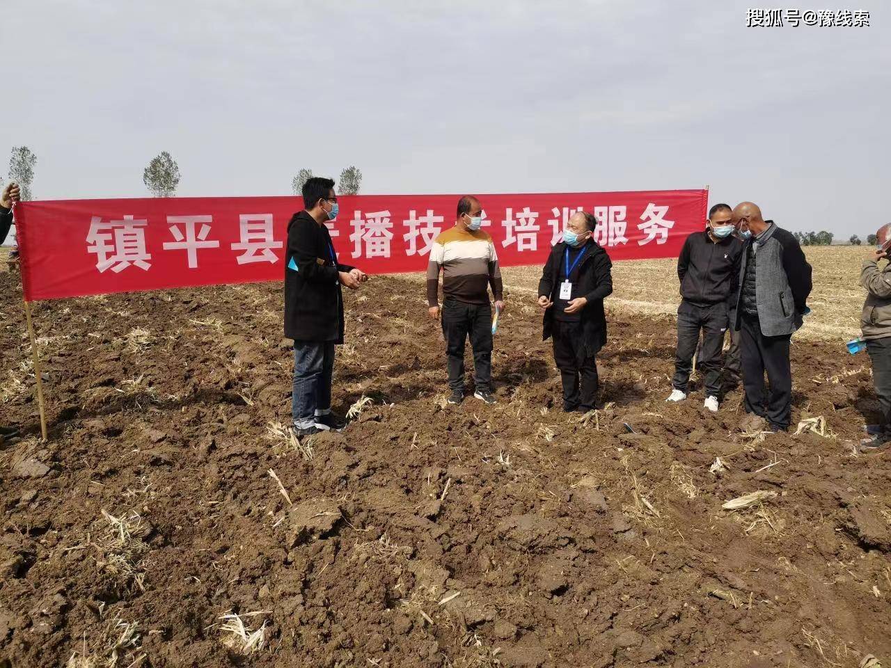 在镇平县侯集镇袁营村的田间地头,一台大马力拖拉机正悬挂着翻转犁