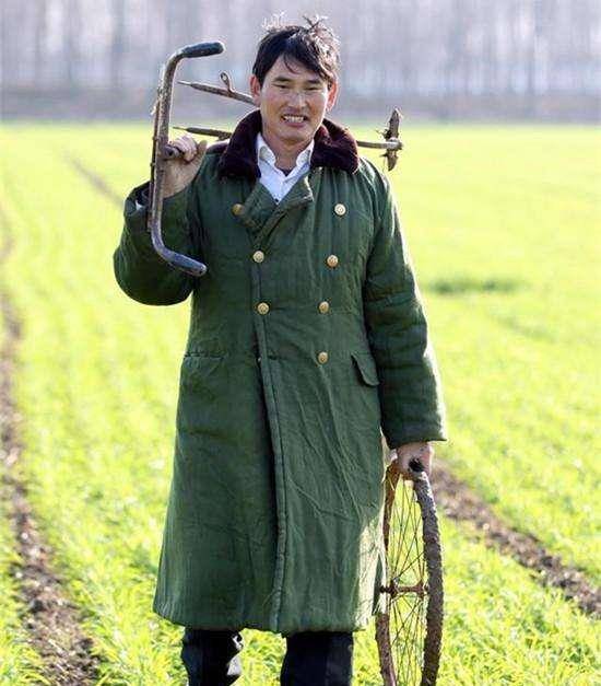 原创他11岁丧父，住过猪圈，如今成名后的生活究竟过得怎么样？