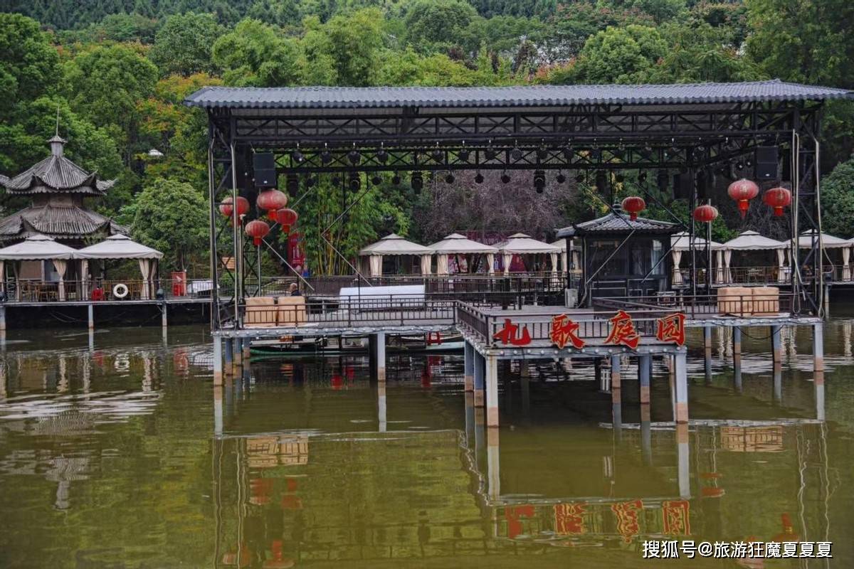 遂宁大英的网红火锅，沿湖而建的火锅庄园，还有精彩古风表演