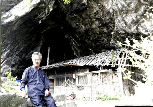 光棍老汉蜗居山洞67载，一日三餐盐巴拌米饭，渴望一只烤鸭解馋