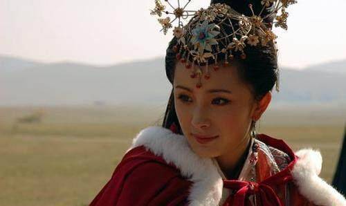 若干年后,在汉成帝驾崩之后,王昭君的女儿后来又回汉朝拜见汉平帝和
