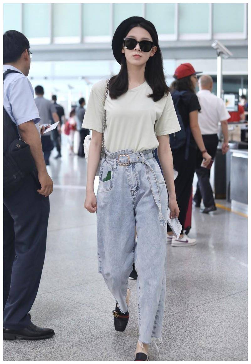 原創(chuàng)
陳瑤走簡約冷淡路線了,米色T恤顯清純,紙袋褲立體感強還顯高 第3張 原創(chuàng)
陳瑤走簡約冷淡路線了,米色T恤顯清純,紙袋褲立體感強還顯高 第3張