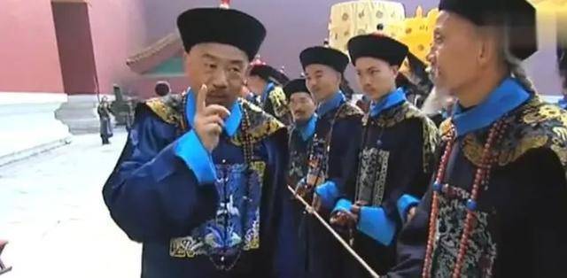 真实的刘墉是个官二代,不是罗锅,也不敢正面与和
