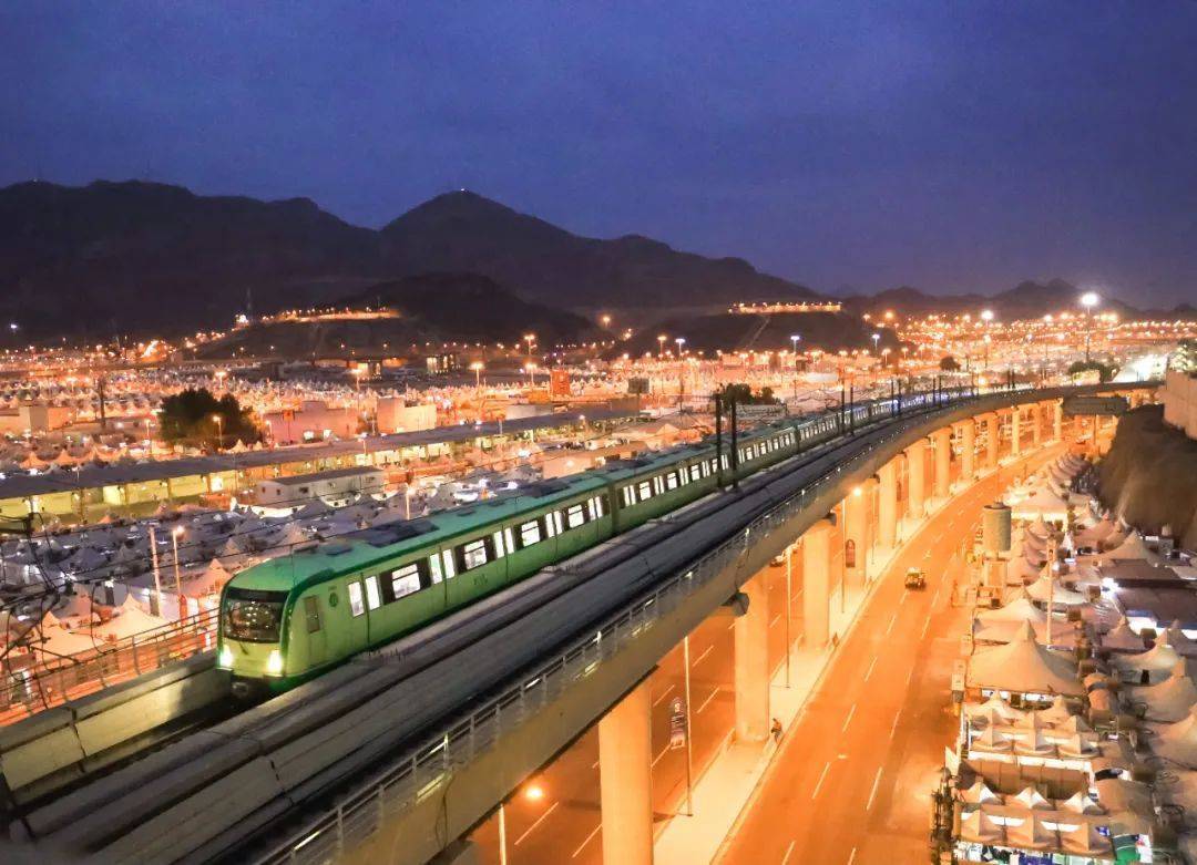 中车长客沙特麦加地铁高级修项目首列车顺利下线