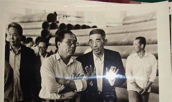 44岁农民治理贫困村18年,买16辆进口车配8个保镖