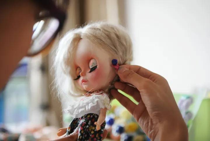 改娃师靠给娃娃整容月入4万，有人每月花费上千元去“养娃”