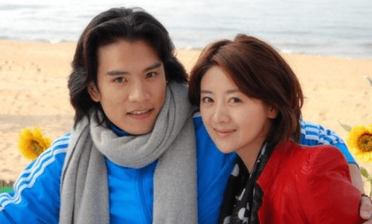 他娶大6岁女星被称"软饭王,卖老婆包包为生,如今