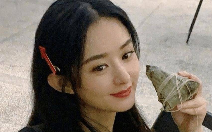 原创赵丽颖端午节晒粽子自拍，截图放大五倍看她的脸，33岁少女感爆棚