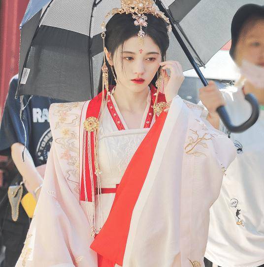 难怪鞠婧祎古装离不开刘海，看到她汉服新娘装造型后，网友：爱惨了