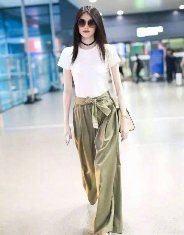 原创
  “阔腿裤”已经失宠了,今夏流行用这条裤子配T恤,显瘦又洋气 第9张 原创
  “阔腿裤”已经失宠了,今夏流行用这条裤子配T恤,显瘦又洋气 第9张