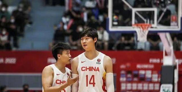 中国男篮9分大胜伊朗男篮，王哲林战胜哈达迪，吴倩关键三分