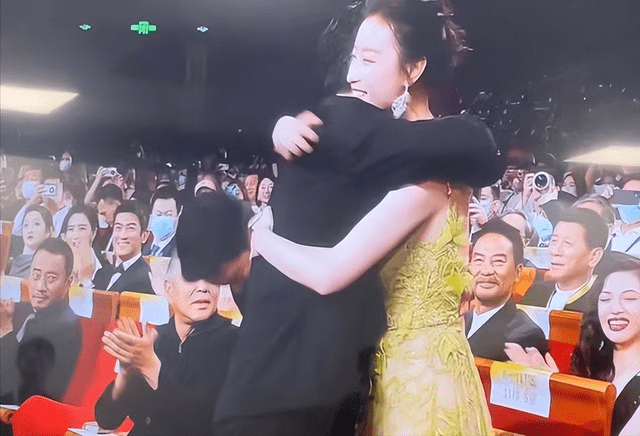 金鸡奖名场面：朱一龙强压眼泪，吴京的笑容倪妮的拥抱，耐人寻味