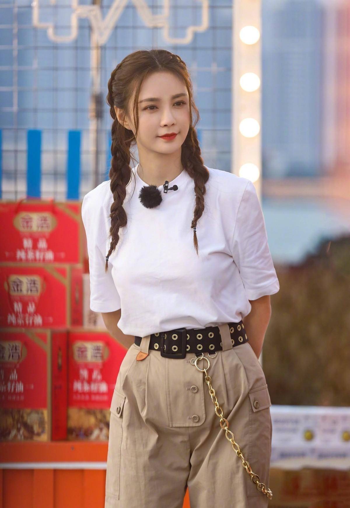 原创
  请脱下你的“时尚裤”,太土了!今春流行穿“纸袋裤”,百搭显瘦 第1张 原创
  请脱下你的“时尚裤”,太土了!今春流行穿“纸袋裤”,百搭显瘦 第1张