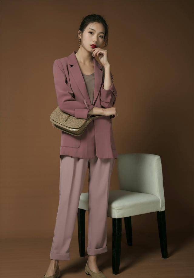 原创
  早秋穿衣,试试这5款通勤风单品,时髦优雅显气质,早穿早美丽! 第2张 原创
  早秋穿衣,试试这5款通勤风单品,时髦优雅显气质,早穿早美丽! 第2张