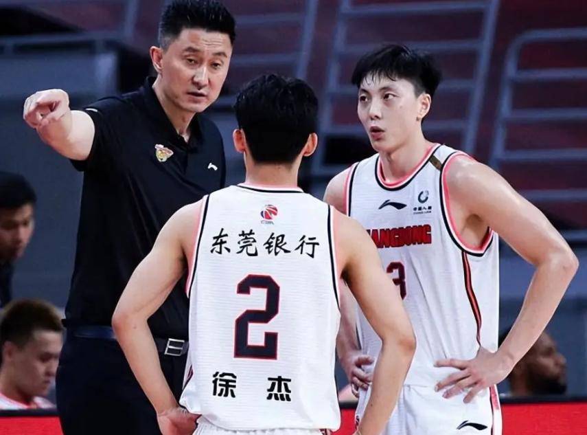 男篮：中国男篮战胜巴林12小时，离队第一人出炉，姚明做出决定