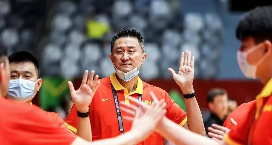 中国男篮vs巴林男篮 篮协公布十二人大名单 没有周琦 胡明轩在列