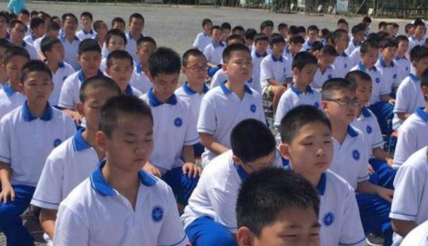 其实对于学生而言,校服是学生的一种标志,穿着校服也就意味着仍然处
