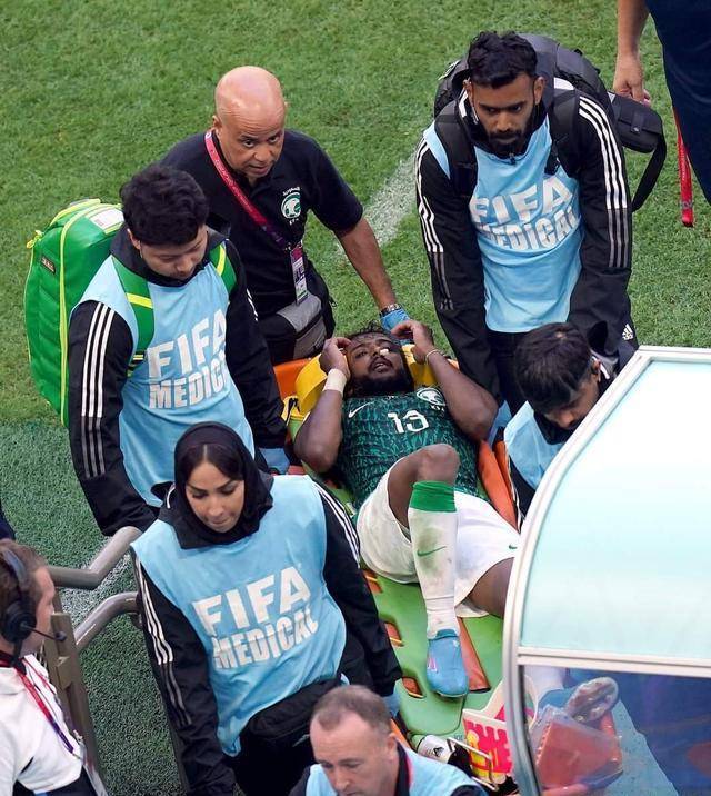 沙特2-1阿根廷，裁判出现巨大争议，没有勇气吹停比赛吗?？