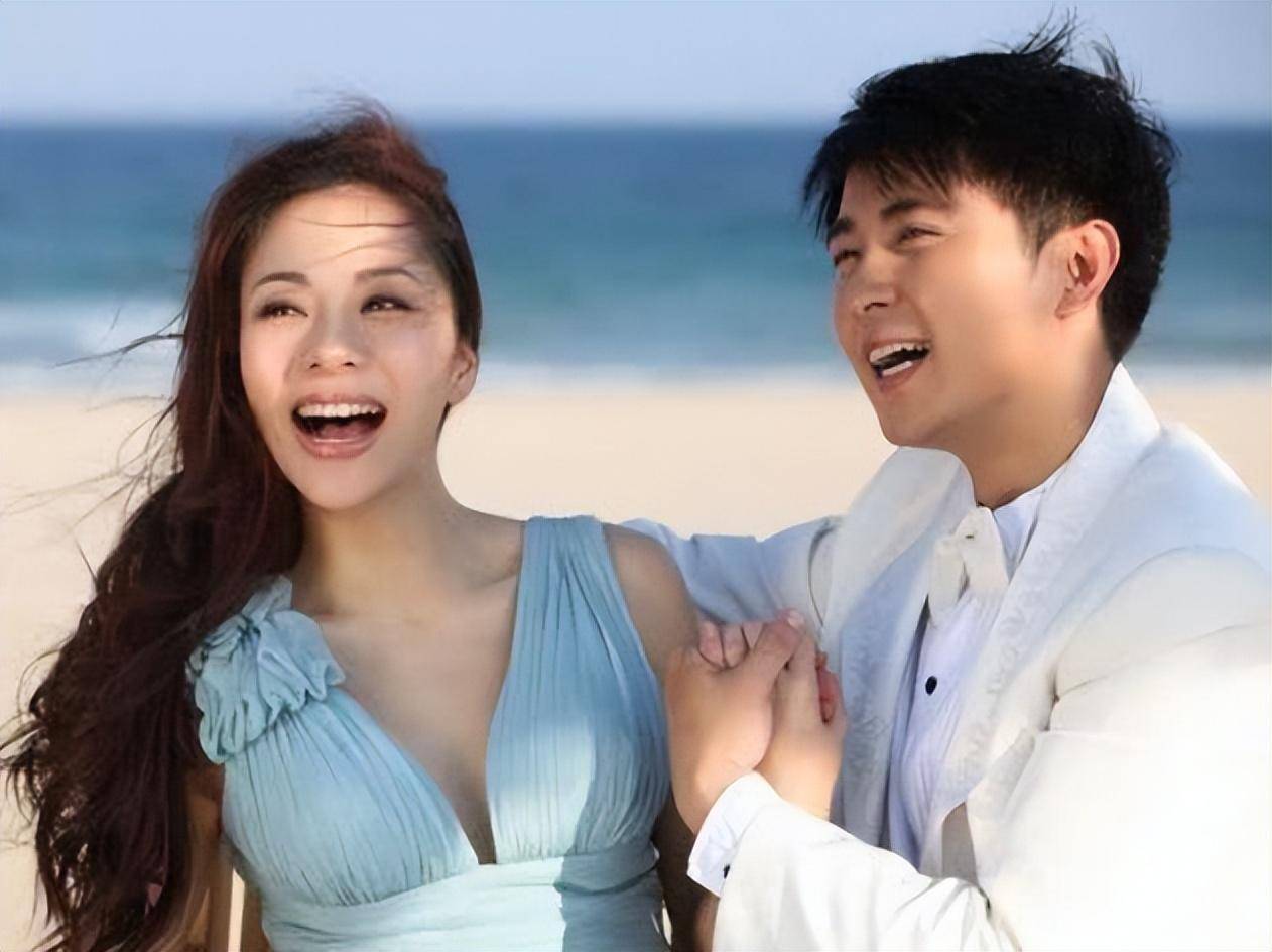 演员何珈好,为丈夫保剑锋放弃事业,婚后生一子,一家三口超幸福