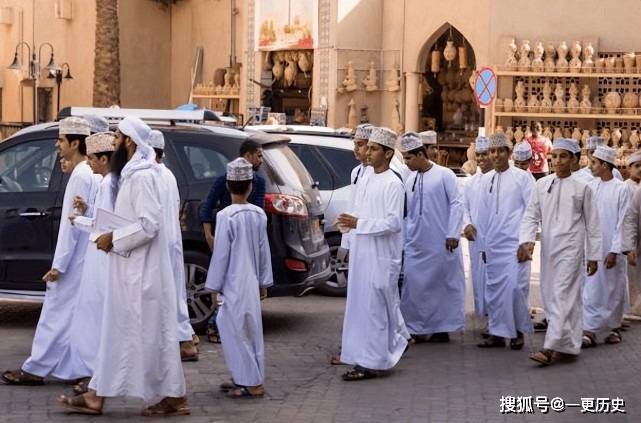 bsport体育看卡塔尔世界杯通过服饰来认识中东不同地区的男人(图8)