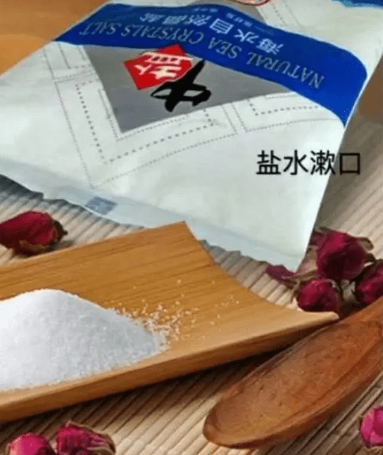 精盐抹在冻疮处,可治冻疮.用食盐研末涂擦患部,可防治脚癣.