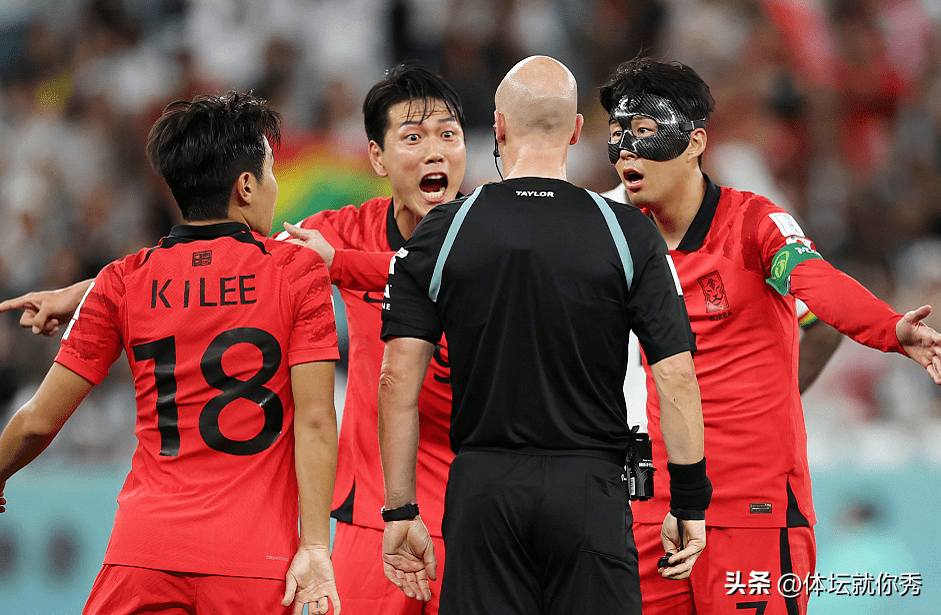 2-3憾负加纳韩国球员很愤怒，甚至是主教练都追着