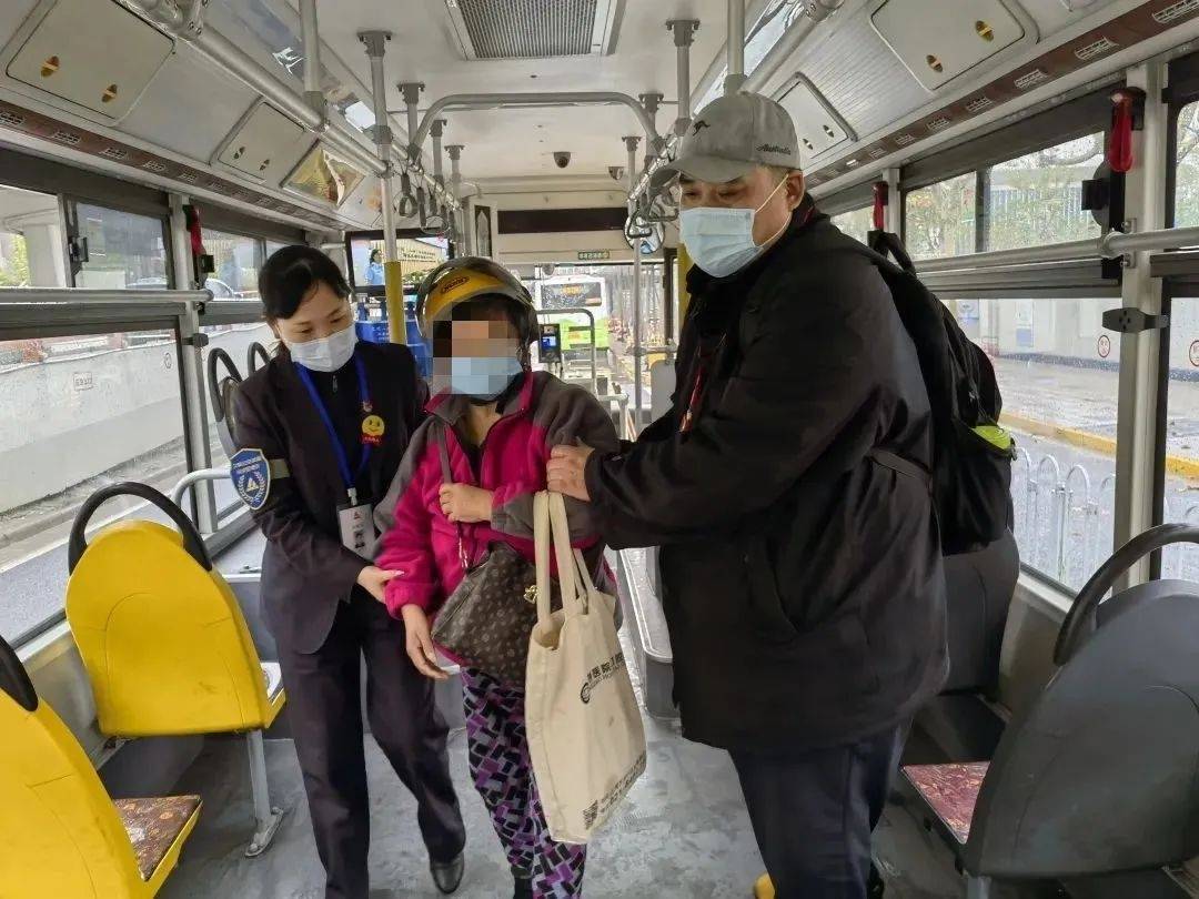 阿婆搭乘久事公交龙华车队陈海东驾驶92路s2c-44号车去市区某医院配药