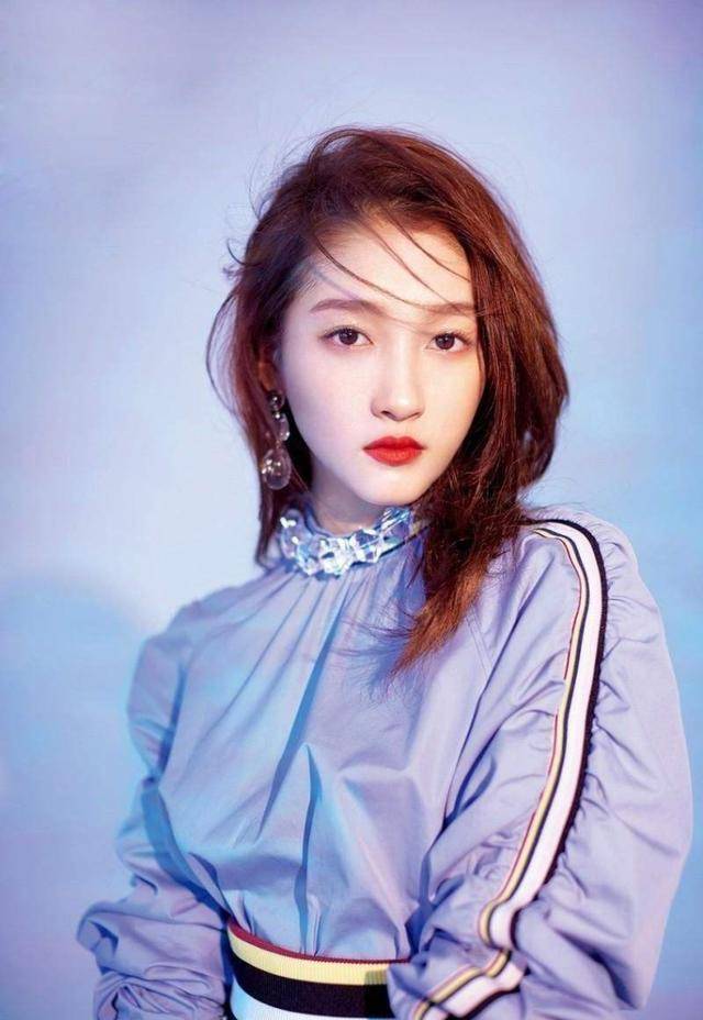 173傲人身高的关晓彤，穿上这身黑色连体裤，简直胸部以下全是腿