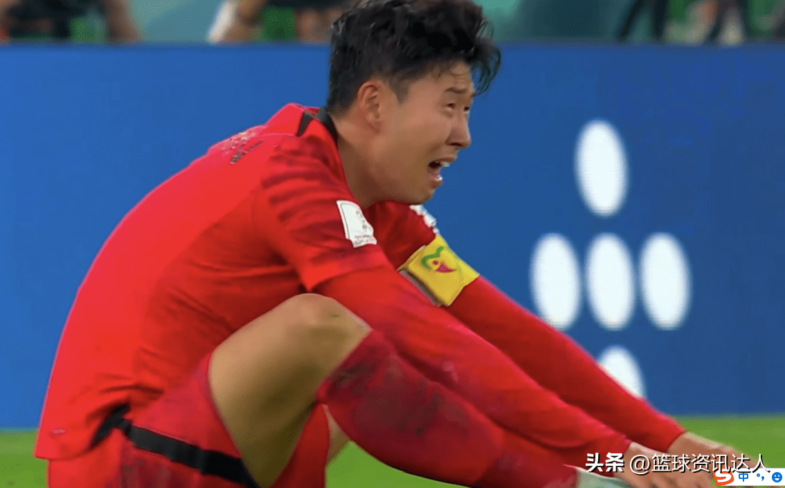 韩国2-1惊险晋级！孙兴慜泣不成声，C罗不满主帅，乌拉圭围攻裁判