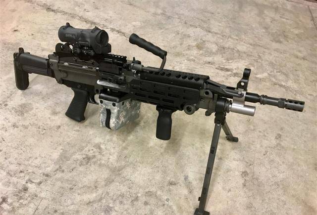 m249为什么会这么受欢迎?女性用它射击都会感觉很轻松