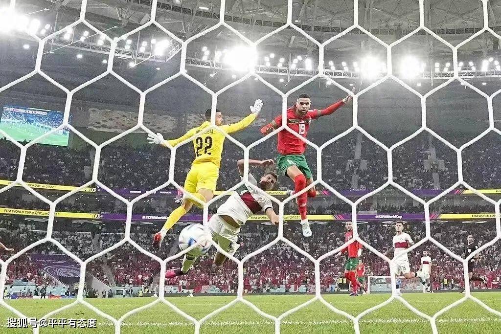 葡萄牙爆冷0-1摩洛哥遭淘汰，C罗哭得像只伤心猴子，女友说不该