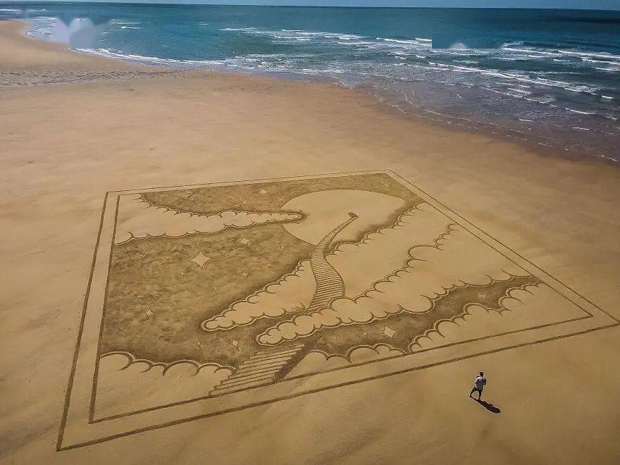 一幅画100米长，他用“九齿钉耙”，画起了超大沙画