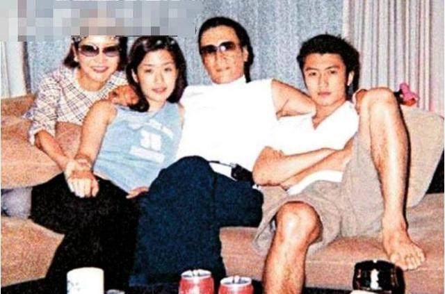 爷孙恋终告吹,谢贤亲口承认分手,感叹没人爱比死还惨像坐牢_谢霆锋